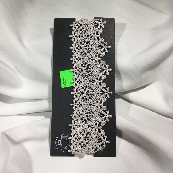 Lace Choker in Pinkish White (UC3) - Picture 2 of 3